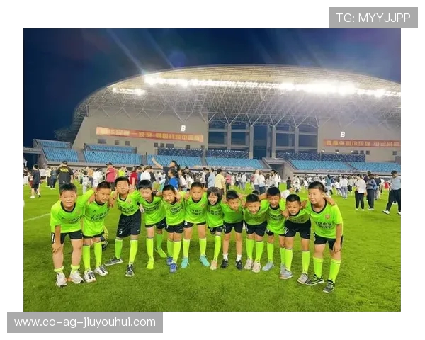 奋力一踢定乾坤少年侧踢足球展现激情与力量瞬间