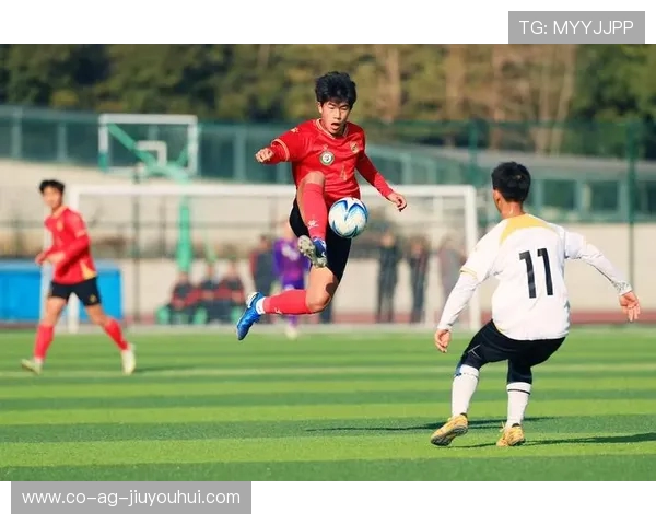 深情足球男在绿茵场上以梦为马用热爱书写不灭青春传奇 深情足球男在绿茵场上以梦为马用热爱书写不灭青春传奇