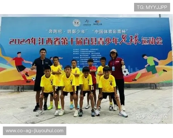 甘孜足球守门员坚守门线勇敢拼搏 见证青少年足球崛起的奋斗历程